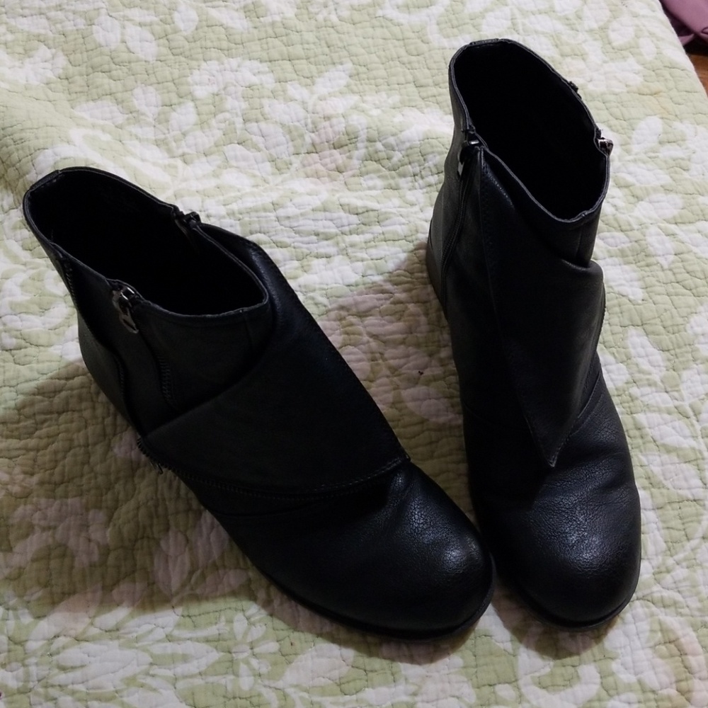 Fergalicious Boots size 10m!